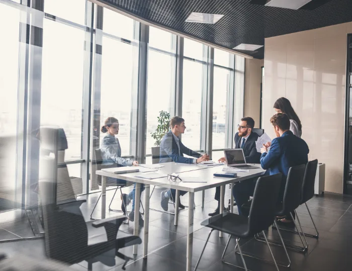 Profesional en una reunión de negocios en inglés