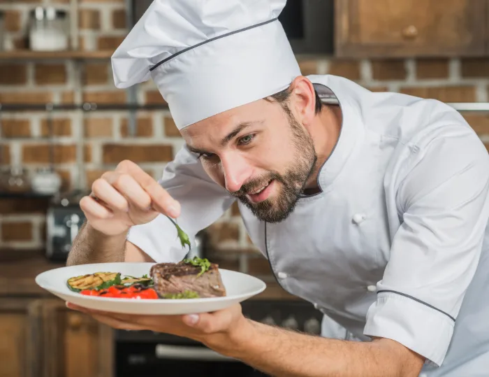 Chef trabajando en una cocina profesional