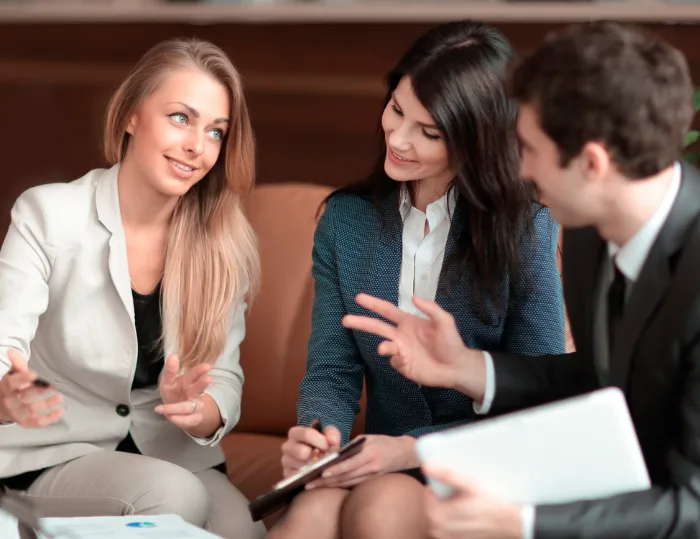 Persona trabajando con herramientas ofimáticas en un portátil
