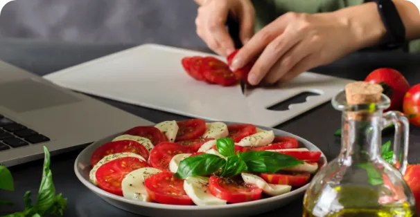 Cocinero preparando un plato durante el curso Smart Chef