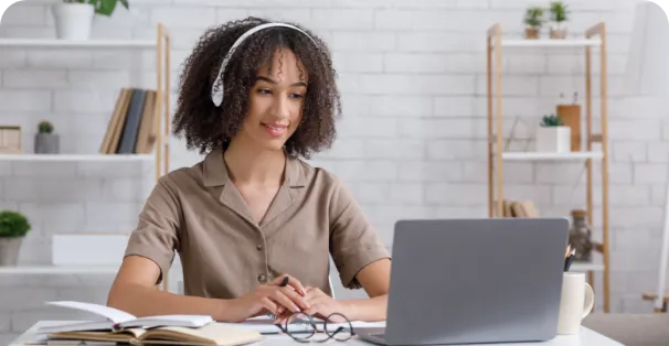 Persona trabajando con herramientas ofimáticas en inglés