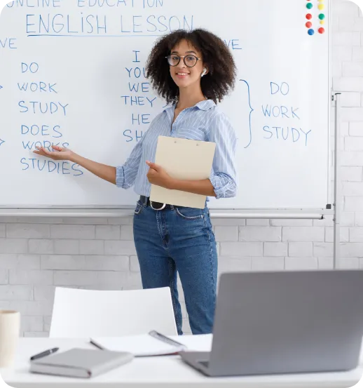 Docente impartiendo una clase personalizada en línea