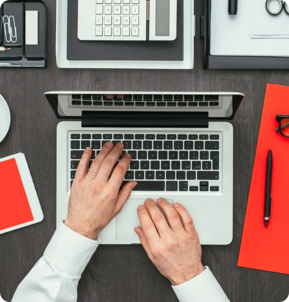Material didáctico exclusivo de Smart sobre una mesa de trabajo