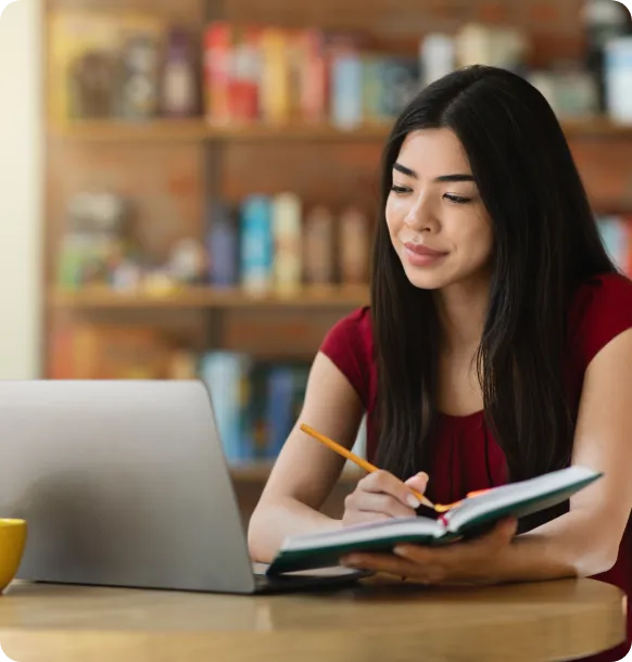 Estudiante haciendo actividades interactivas en su portátil