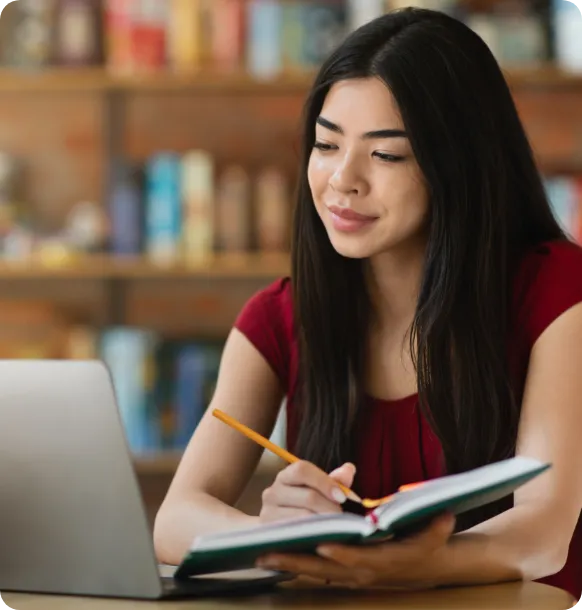 Estudiante haciendo actividades interactivas en su portátil